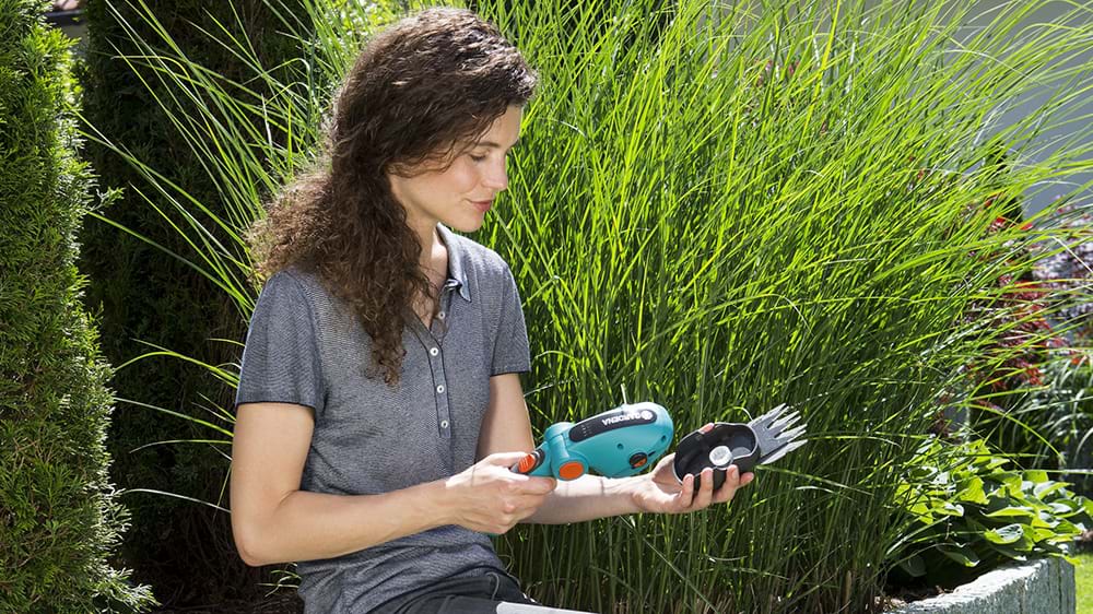 Máy cắt cỏ chạy pin Gardena cầm tay 09856-20: Giải pháp tiện lợi cho việc tỉa cỏ diện tích nhỏ